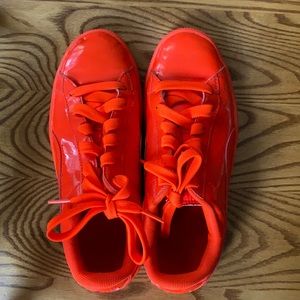 GUC Kids Neon Orange Puma size 5 Sneakers
